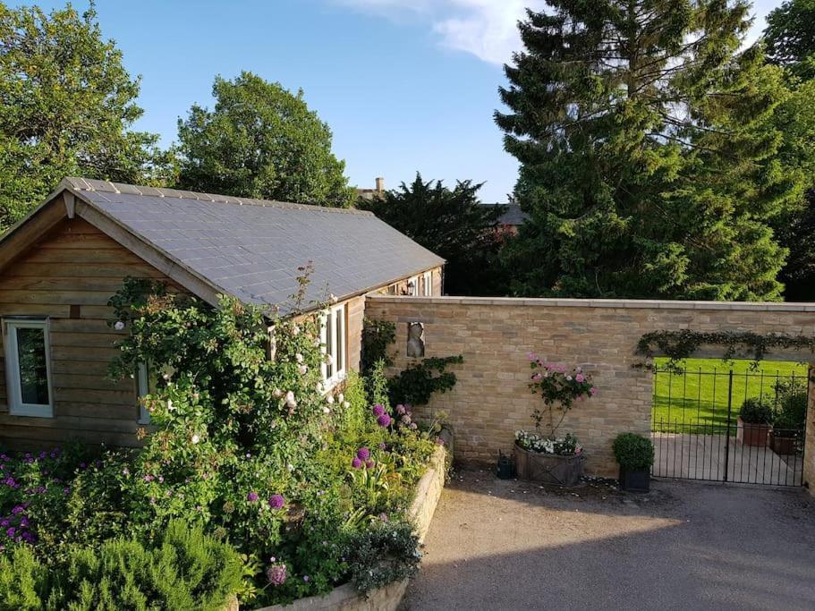 Charming Cottage Surrounded By Idyllic Garden In Peaceful Location In Central Чарлбери Экстерьер фото