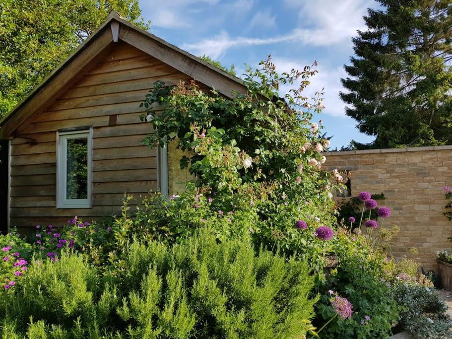 Charming Cottage Surrounded By Idyllic Garden In Peaceful Location In Central Чарлбери Экстерьер фото